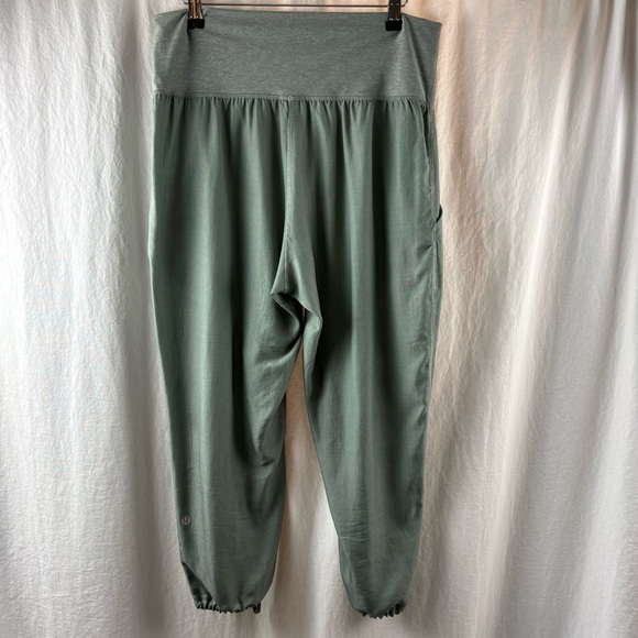 Lululemon Post Power Crop
Earl Grey / Heathered Earl Grey 6 - Picture 8 of 14